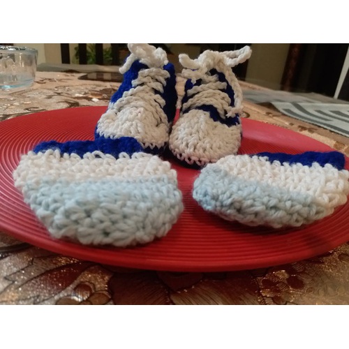 Baby booties and mittens color : Blue