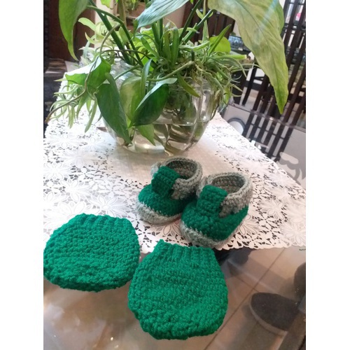 Baby booties and mittens color : Green