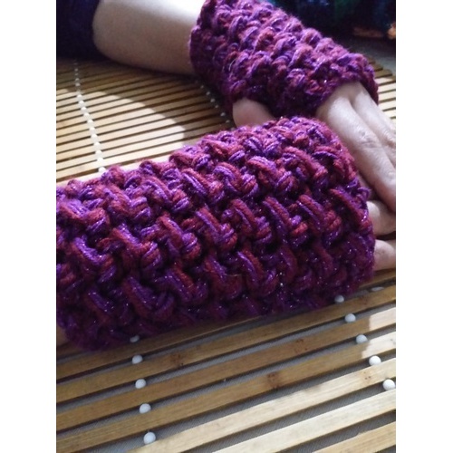 Crochet gloves color : Red-violet